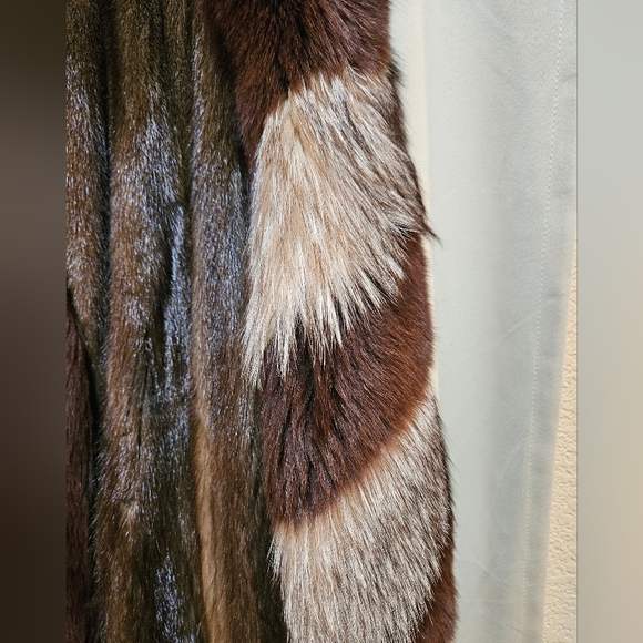 Luxurious Mahogany Mink Fur Coat with Crystal Fox Trim - Picture 2 of 7